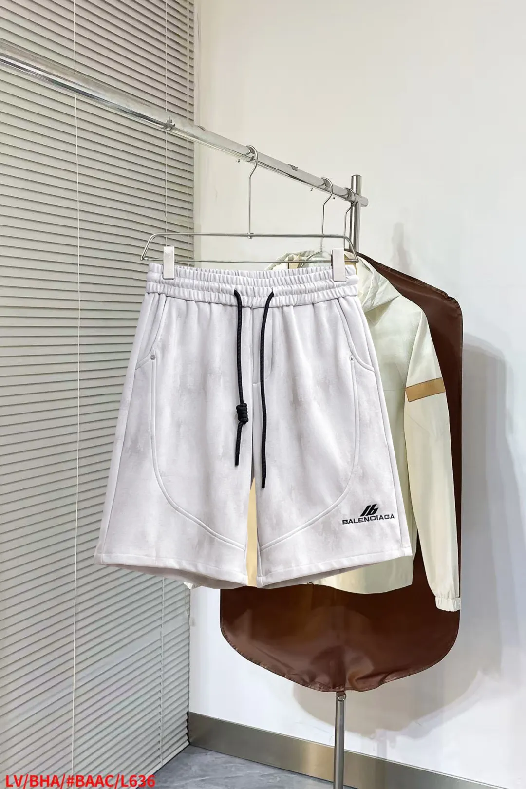 Balenciaga's three-standard complete 2026 summer New Arrival men's casual shorts, advanced custom-made Breathable fabric, Breathable fabric, extremely stretchy and comfortable, impeccable details, top-grade accessories, original logo design concept, delicate and soft feel! The upper body fit is awesome! Size: M-XXXL Please state your height and weight when ordering